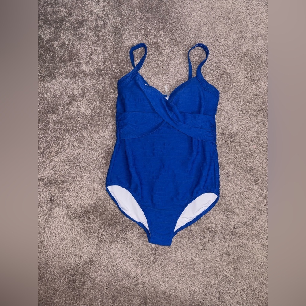 Land's End One Piece Swimsuit
Size 10